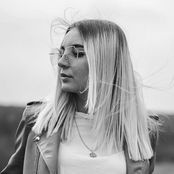 girl-blue-jeans-clothing-white-denim-1587951-pxhere.com_ Startseite